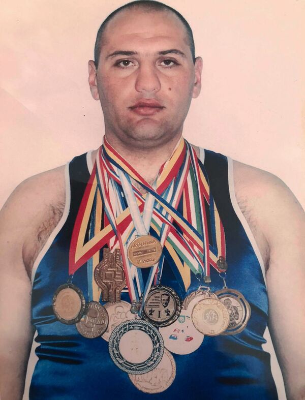 Но он ведь тоже солдат! Известному армянскому спортсмену с БАС нужна помощь - Sputnik Армения