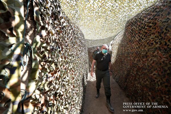 Пашинян и Арутюнян побывали на боевых позициях в Карабахе – видео Пашинян и Арутюнян побывали на боевых позициях в Карабахе – видео - Sputnik Армения