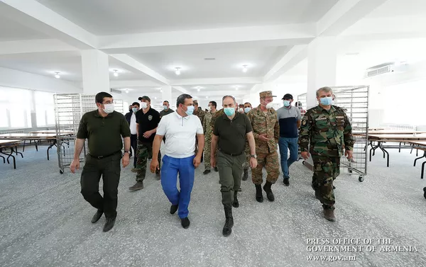 Премьер-министр Армении Никол Пашинян и президент Карабаха Араик Арутюнян посетили одну из воинских частей Карабаха (30 августа 2020). Карабах Премьер-министр Армении Никол Пашинян и президент Карабаха Араик Арутюнян посетили одну из воинских частей Карабаха (30 августа 2020). Карабах - Sputnik Армения