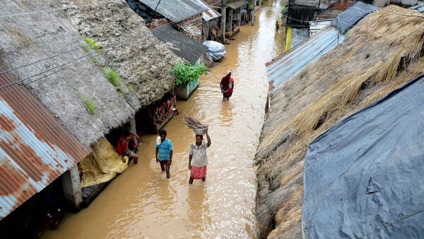 Индийские сельские жители во время наводнения в восточном штате Орисса (31 августа 2020). - Sputnik Արմենիա