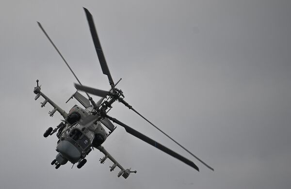 Ударный вертолет Ка-52 Аллигатор выполняет демонстрационный полет в рамках Международного форума Армия-2020 на аэродроме Кубинка в Подмосковье - Sputnik Армения