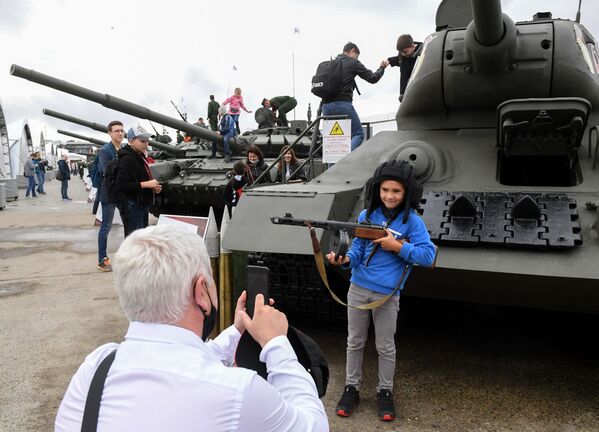 Посетители фотографируются у танка Т-34 на выставке вооружений Международного военно-технического форума (МВТФ) Армия-2020 - Sputnik Армения
