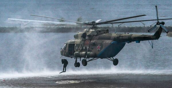 Военнослужащие десантируются из вертолета Ми-8 в ходе демонстрационной программы военной техники в рамках Международного форума Армия-2020 - Sputnik Армения