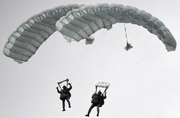 Высадка парашютистов во время динамического показа техники в рамках форума Армия-2020 - Sputnik Армения