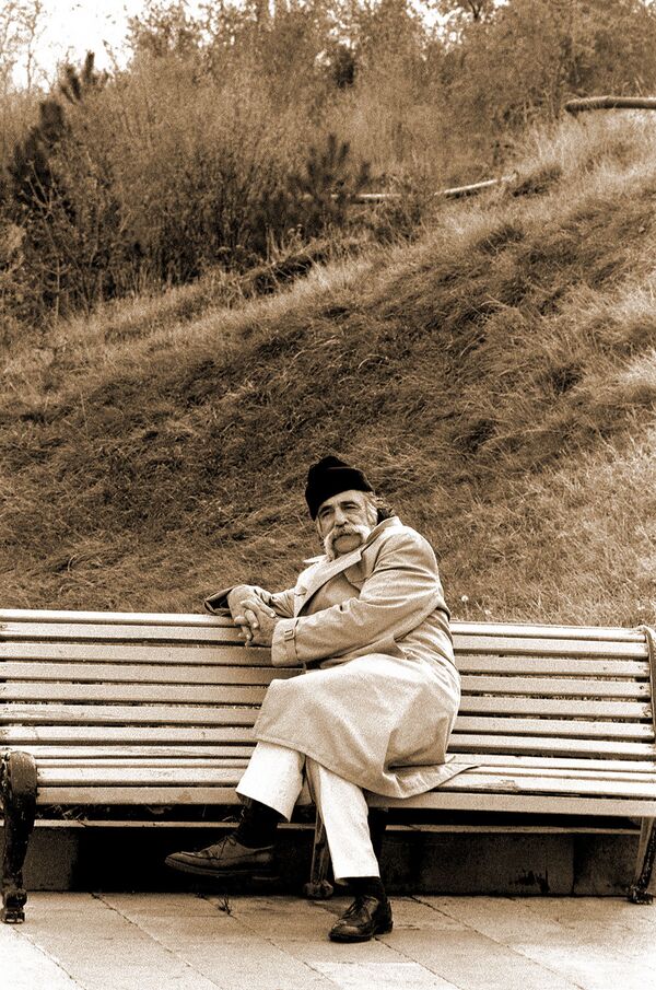 КГБшники ходили за Сарояном по пятам, а Гюлер нашел писателя во Франции - Sputnik Армения