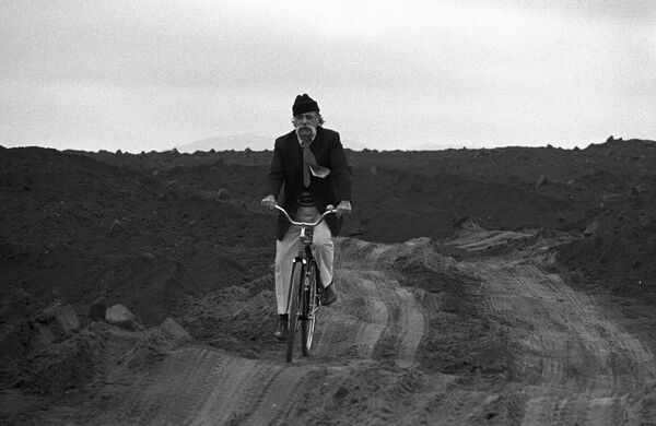 КГБшники ходили за Сарояном по пятам, а Гюлер нашел писателя во Франции - Sputnik Армения