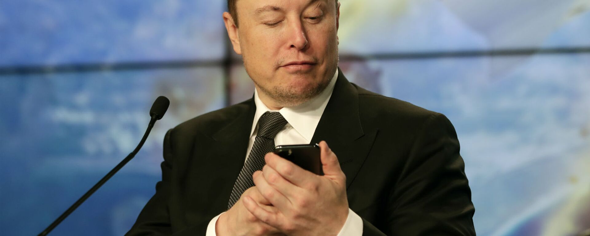Основатель SpaceX Илон Маск шутит с журналистами, делая вид, что ищет ответ на вопрос по мобильному телефону во время пресс-конференции после испытательного полета ракеты Falcon 9 SpaceX (19 января 2020). Флорида - Sputnik Արմենիա, 1920, 19.02.2021