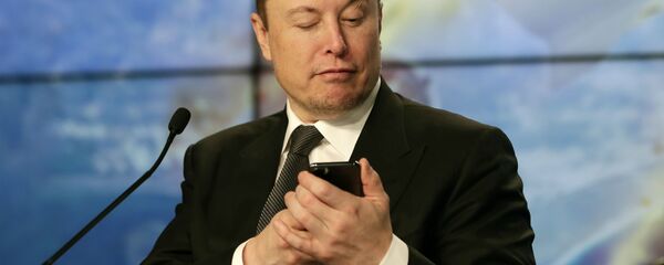 Основатель SpaceX Илон Маск шутит с журналистами, делая вид, что ищет ответ на вопрос по мобильному телефону во время пресс-конференции после испытательного полета ракеты Falcon 9 SpaceX (19 января 2020). Флорида - Sputnik Արմենիա