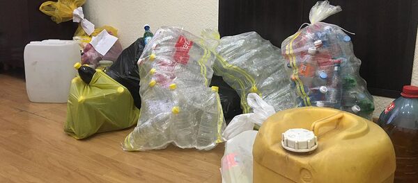 Обнаруженные бутылки с самогоном в Армавире (1 сентября 2020). Армавир - Sputnik Армения