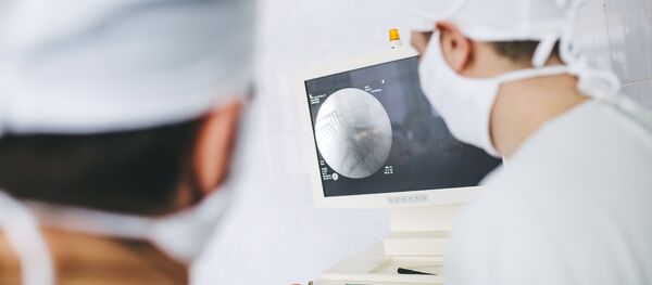 Врачи смотрят на снимки с помощью портативного рентгена - Sputnik Армения