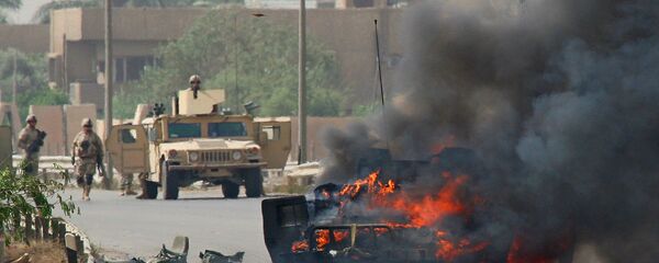 Солдаты армии США у взорванного автомобиля на шоссе, ведущем в аэропорт в Ираке (13 мая 2005). Багдад Солдаты армии США у взорванного автомобиля на шоссе, ведущем в аэропорт в Ираке (13 мая 2005). Багдад - Sputnik Արմենիա