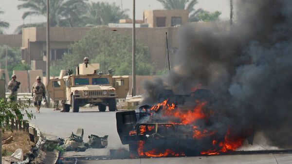 Солдаты армии США у взорванного автомобиля на шоссе, ведущем в аэропорт в Ираке (13 мая 2005). Багдад - Sputnik Արմենիա