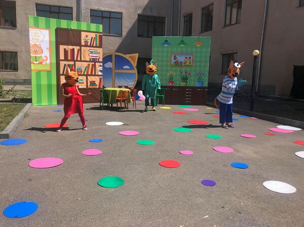 Աճեմյանցիները 6 ամիս անց «պարտքը» տվեցին երեխաներին. բացօթյա ներկայացում Գյումրիում - Sputnik Արմենիա