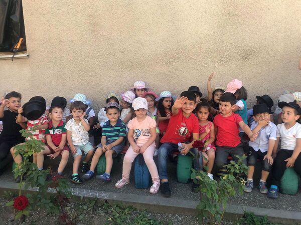 Աճեմյանցիները 6 ամիս անց «պարտքը» տվեցին երեխաներին. բացօթյա ներկայացում Գյումրիում - Sputnik Արմենիա