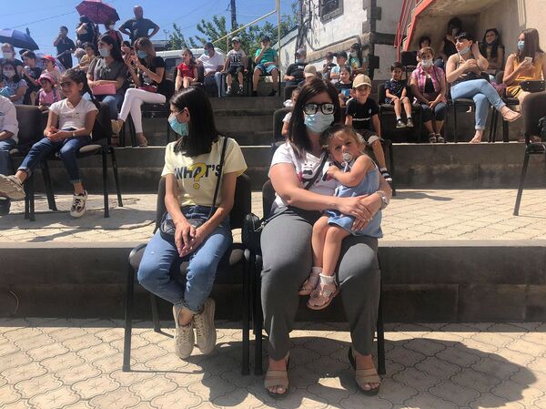 Աճեմյանցիները 6 ամիս անց «պարտքը» տվեցին երեխաներին. բացօթյա ներկայացում Գյումրիում - Sputnik Արմենիա