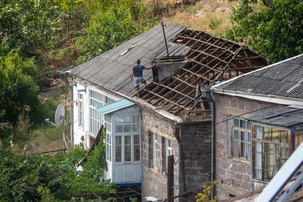 Мужчина демонтирует старую кровлю с крыши дома в общине Айгепар, Тавушская область - Sputnik Армения