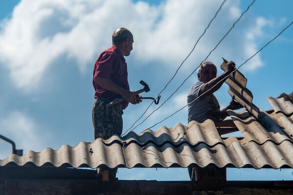 Замена крыш в селе идет полным ходом, привлечены строители из ближайших сел и городов - Sputnik Армения