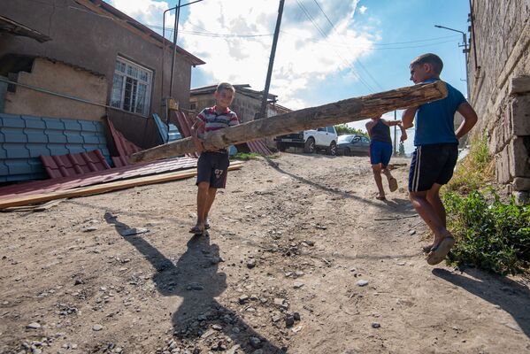 Детишки общины оказывают большую помощь ремонтникам.  - Sputnik Армения