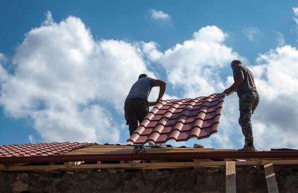 На радость местным жителям меняют крыши не только пострадавших от обстрелов домов.  - Sputnik Армения