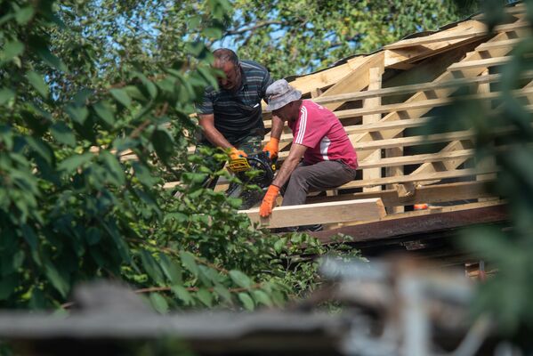 Местные жители активно помогают строителям в ремонте собственных домов.  - Sputnik Армения