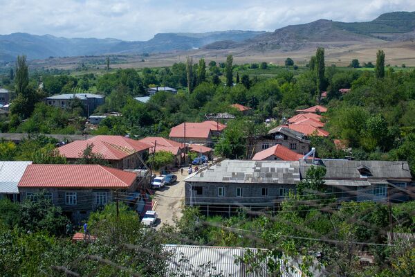 Визитной карточкой общины Айгепар в Тавушской области после ремонта стали красные крыши  - Sputnik Армения