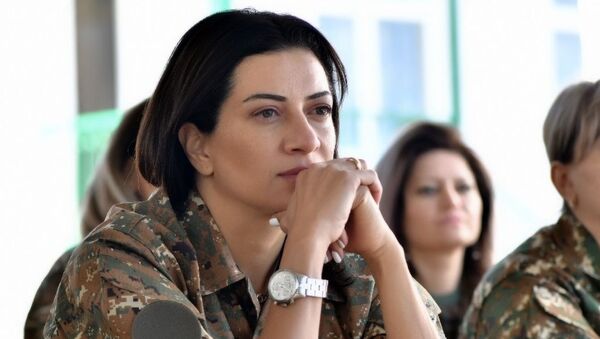 Анна Акопян прошла недельный курс боевой подготовки в одной из воинских частей НКР - Sputnik Армения