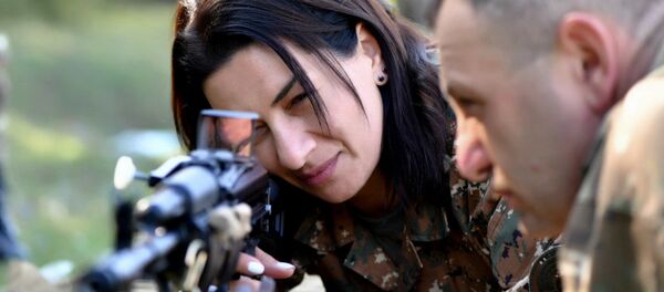 Анна Акопян прошла недельный курс боевой подготовки в одной из воинских частей НКР Анна Акопян прошла недельный курс боевой подготовки в одной из воинских частей НКР - Sputnik Армения