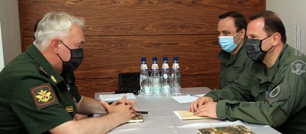 Министр обороны РА Давид Тоноян (справа) и заместитель министра обороны РФ Андрей Картаполов на встрече (2 сентября 2020). Еревaн Министр обороны РА Давид Тоноян (справа) и заместитель министра обороны РФ Андрей Картаполов на встрече (2 сентября 2020). Еревaн - Sputnik Արմենիա