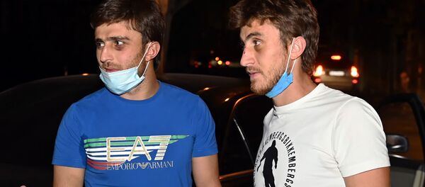 Братья Малакяны беседуют с корреспондентом Sputnik Армения Хачиком Чахояном после выхода из здания суда (2 сентября 2020). Еревaн - Sputnik Արմենիա