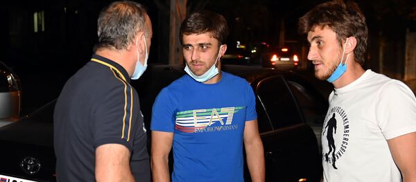 Братья Малакяны беседуют с корреспондентом Sputnik Армения Хачиком Чахояном после выхода из здания суда (2 сентября 2020). Еревaн Братья Малакяны беседуют с корреспондентом Sputnik Армения Хачиком Чахояном после выхода из здания суда (2 сентября 2020). Еревaн - Sputnik Արմենիա