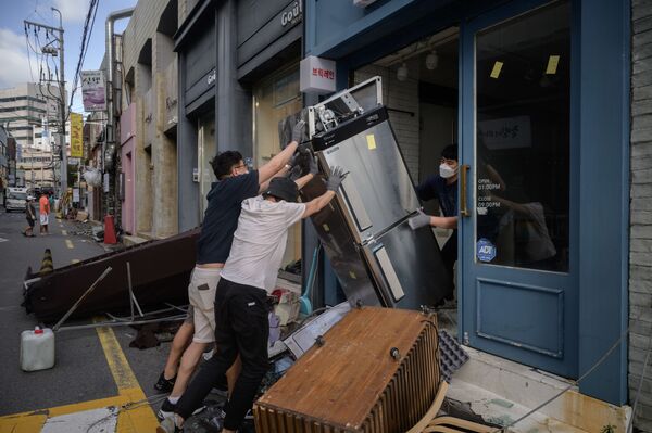 Работники магазина устраняют повреждения, вызванные тайфуном Майсак в Пусане  - Sputnik Армения