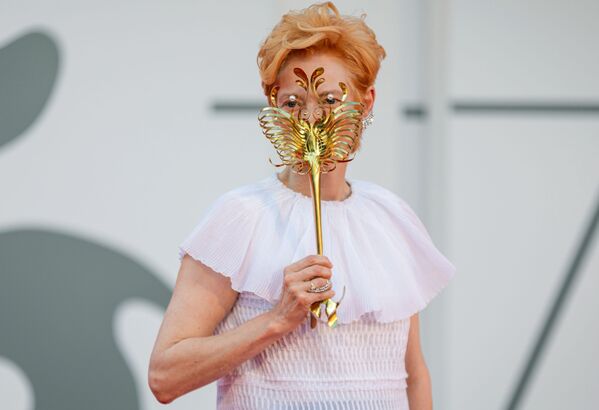 Британская актриса Тильда Суинтон на красной дорожке церемонии открытия 77-го Венецианского международного кинофестиваля - Sputnik Армения