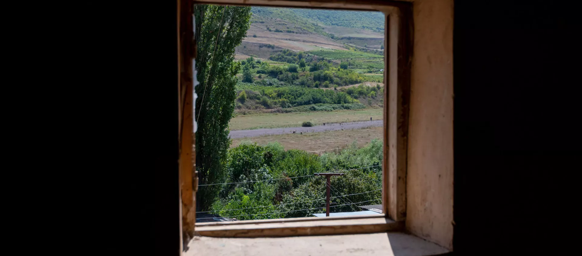Вид на взлетно-посадочную полосу недействующего аэропорта Берда из окна соседнего здания - Sputnik Армения, 1920, 03.09.2020