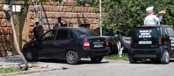 Автомобиль службы доставки еды у дома жителя города Армавира Ашота Овсепяна Автомобиль службы доставки еды у дома жителя города Армавира Ашота Овсепяна - Sputnik Արմենիա