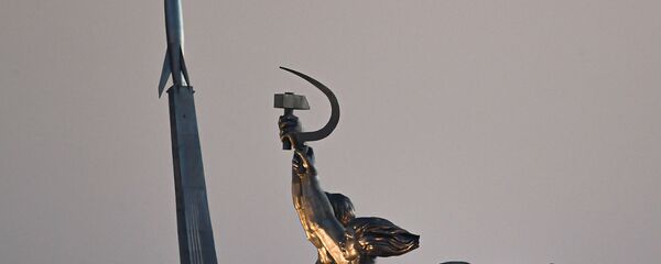 Скульптура Веры Мухиной Рабочий и колхозница и обелиск Покорителям космоса на ВДНХ в Москве - Sputnik Արմենիա