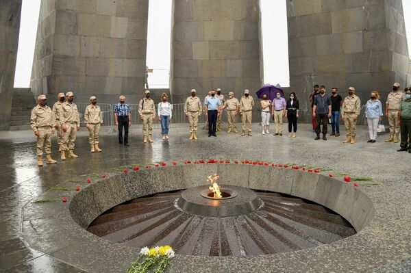 Խոնարհում՝ Ցեղասպանության զոհերի հիշատակին․ ռուս զինվորականներն այցելել են Ծիծեռնակաբերդ - Sputnik Արմենիա