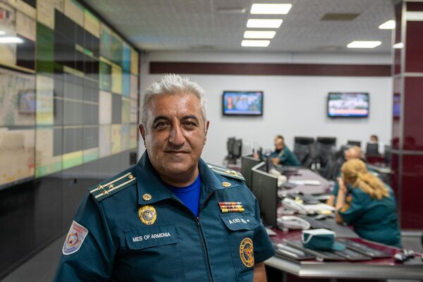 Когда довольна не только теща: судьба двух друзей, ставших пожарными-спасателями в Армении Когда довольна не только теща: судьба двух друзей, ставших пожарными-спасателями в Армении - Sputnik Армения