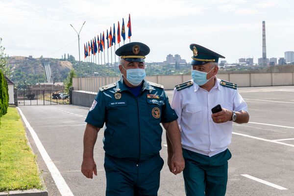 Когда довольна не только теща: судьба двух друзей, ставших пожарными-спасателями в Армении Когда довольна не только теща: судьба двух друзей, ставших пожарными-спасателями в Армении - Sputnik Армения