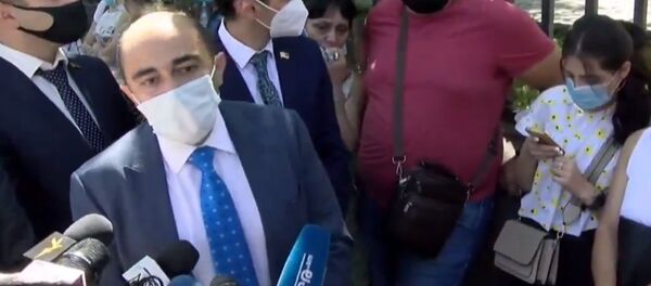 Эдмон Марукян во время протеста желающих уехать в РФ перед зданием Парламента (4 сентября 2020). Еревaн - Sputnik Армения