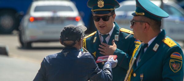 Уличный музыкант дарит шоколадную плитку сотруднику МЧС (4 сентября 2020). Еревaн Уличный музыкант дарит шоколадную плитку сотруднику МЧС (4 сентября 2020). Еревaн - Sputnik Արմենիա