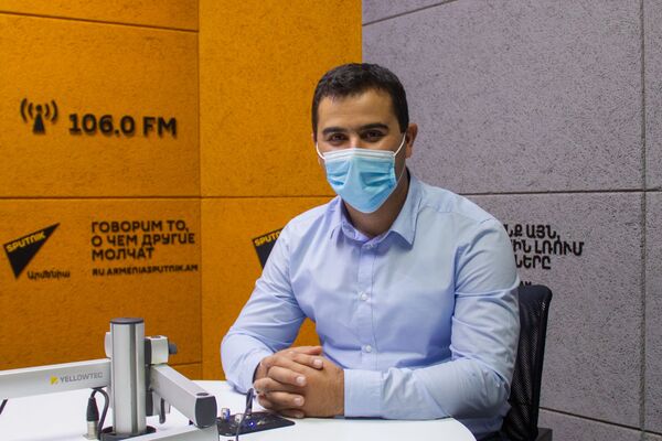 Не швыряй, а складывай: реформа по уборке мусора в Ереване уже началась Не швыряй, а складывай: реформа по уборке мусора в Ереване уже началась - Sputnik Армения