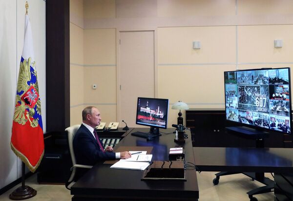 Президент РФ Владимир Путин принимает участие во Всероссийском открытом уроке Помнить - значит знать в режиме видеоконференции - Sputnik Армения