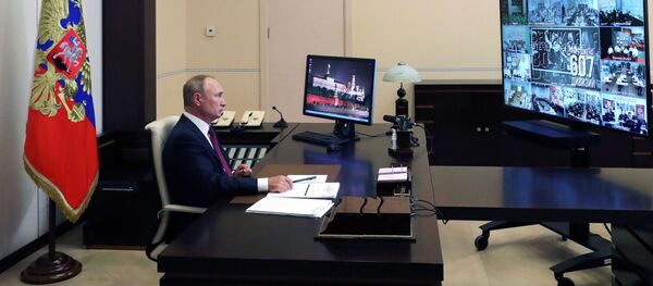 Владимир Путин принимает участие во Всероссийском открытом уроке Помнить - значит знать в режиме видеоконференции - Sputnik Արմենիա