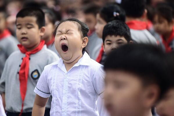Ребенок зевает в первый день учебного года в Китае  - Sputnik Армения