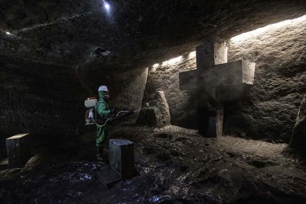 Рабочий дезинфицирует Соляной собор Сипакира, подземную церковь, встроенную в соляную шахту, Колумбия - Sputnik Армения