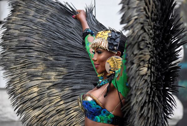  Карибская танцовщица во время представления первого в истории цифрового карнавала в Ноттинг-Хилле  - Sputnik Армения