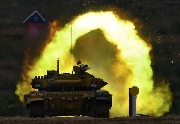 Танк Т-72Б3 команды военнослужащих Сербии во время соревнований танковых экипажей в рамках конкурса Танковый биатлон-2020 на полигоне Алабино в Подмосковье  - Sputnik Армения
