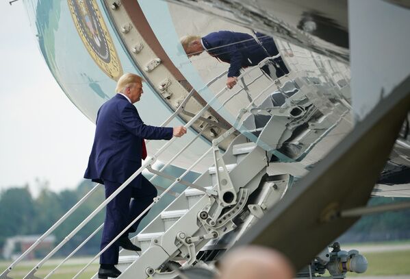 Президент США Дональд Трамп поднимается по трапу самолета Air Force One в аэропорту Уилмингтона, Северная Каролина - Sputnik Армения