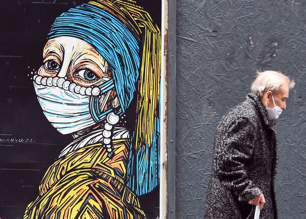 Граффити с изображением девушки (с картины Яна Вермеера Девушка с жемчужной сережкой) в медицинской маске  - Sputnik Армения