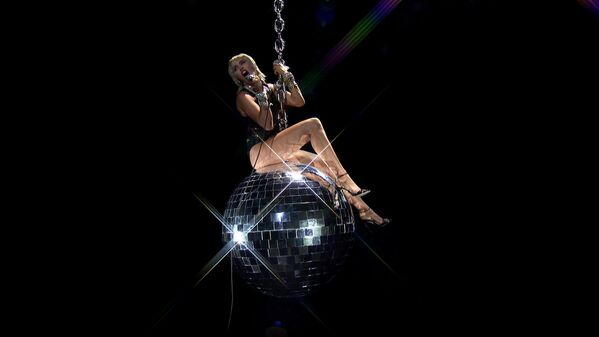 Певица Майли Сайрус во время выступления на церемонии MTV Video Music Awards 2020 - Sputnik Армения